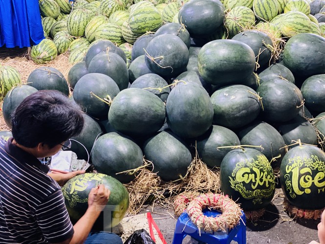 Dưa hấu 'siêu to khổng lồ' khắc chữ thư pháp giá bạc triệu hút hàng - ảnh 11
