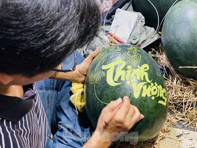Dưa hấu 'siêu to khổng lồ' khắc chữ thư pháp giá bạc triệu hút hàng - ảnh 2