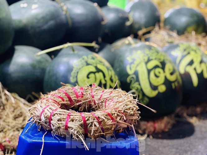 Dưa hấu 'siêu to khổng lồ' khắc chữ thư pháp giá bạc triệu hút hàng - ảnh 7