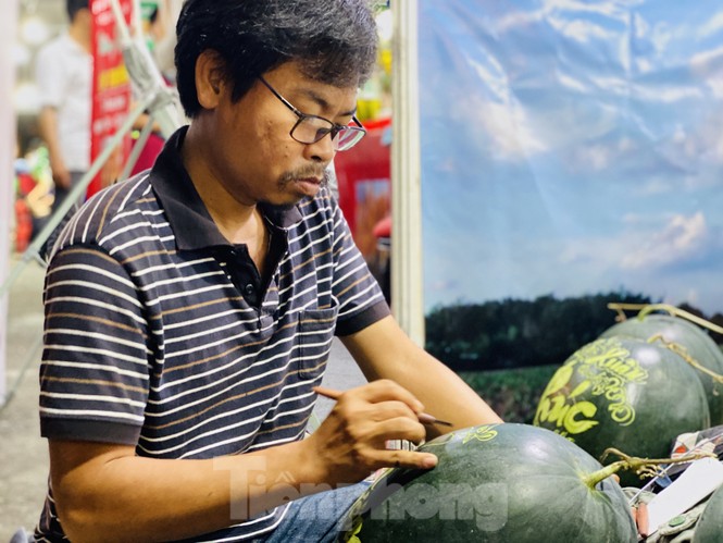 Dưa hấu 'siêu to khổng lồ' khắc chữ thư pháp giá bạc triệu hút hàng - ảnh 8