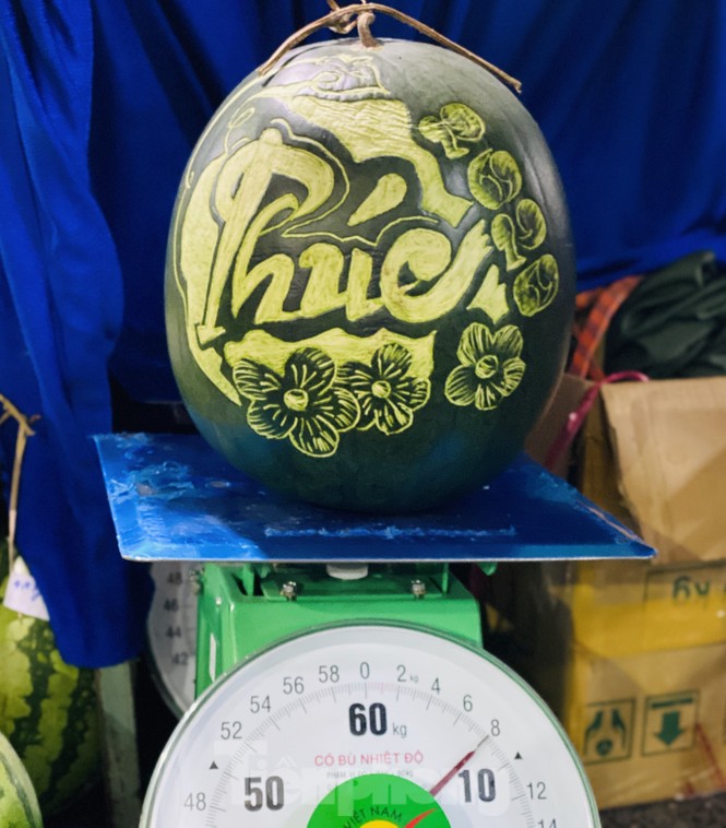 Dưa hấu 'siêu to khổng lồ' khắc chữ thư pháp giá bạc triệu hút hàng - ảnh 9