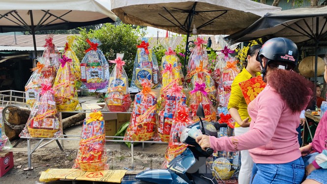 Dân miền Tây 'tay xách, nách mang' quà Tết chúc người thân đầu năm mới - ảnh 2