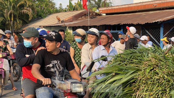 Người dân bất chấp nguy hiểm tụ tập xem cảnh sát vây kẻ nổ súng giết 4 người - ảnh 1