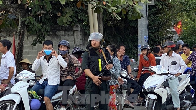 Người dân bất chấp nguy hiểm tụ tập xem cảnh sát vây kẻ nổ súng giết 4 người - ảnh 2