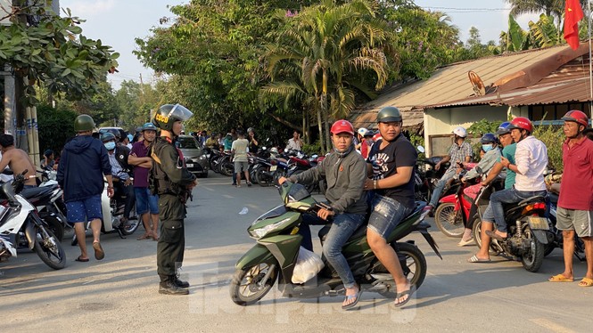 Người dân bất chấp nguy hiểm tụ tập xem cảnh sát vây kẻ nổ súng giết 4 người - ảnh 4
