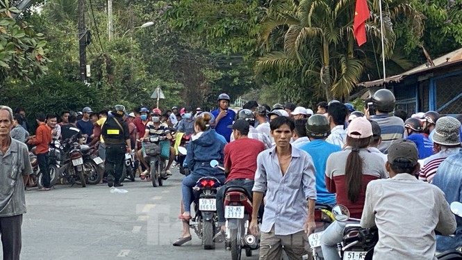 Người dân bất chấp nguy hiểm tụ tập xem cảnh sát vây kẻ nổ súng giết 4 người - ảnh 5