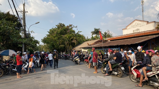Người dân bất chấp nguy hiểm tụ tập xem cảnh sát vây kẻ nổ súng giết 4 người - ảnh 7