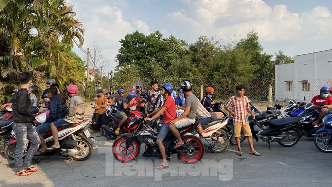 Người dân bất chấp nguy hiểm tụ tập xem cảnh sát vây kẻ nổ súng giết 4 người - ảnh 9