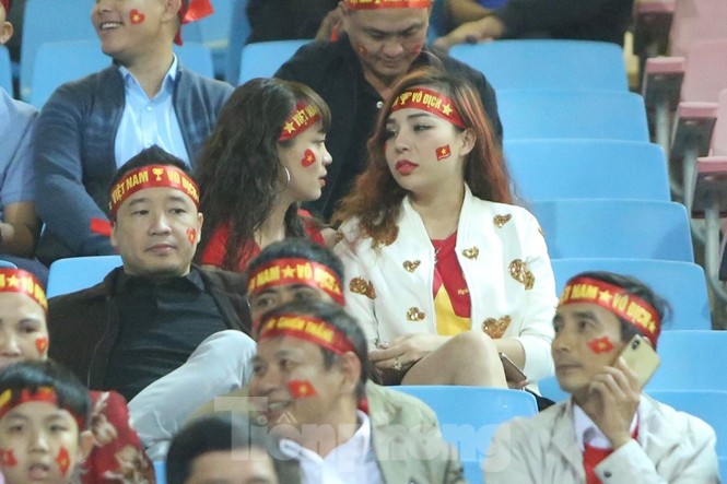 Cổ động viên Việt Nam 'cô đơn' nhất Mỹ Đình hôm nay là đây - ảnh 11