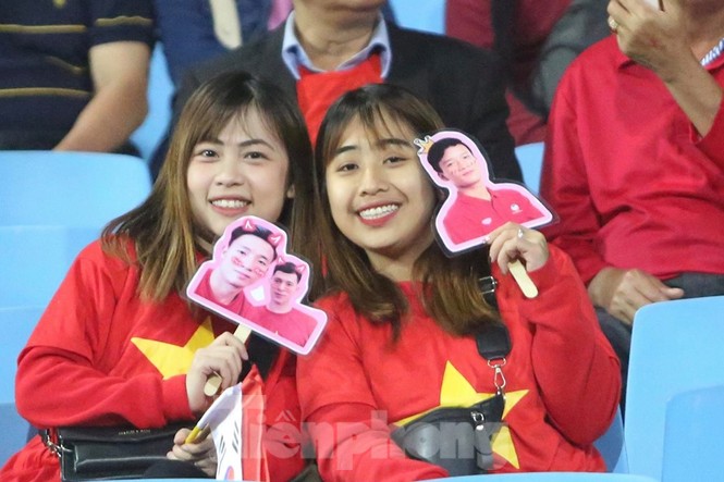 Cổ động viên Việt Nam 'cô đơn' nhất Mỹ Đình hôm nay là đây - ảnh 9