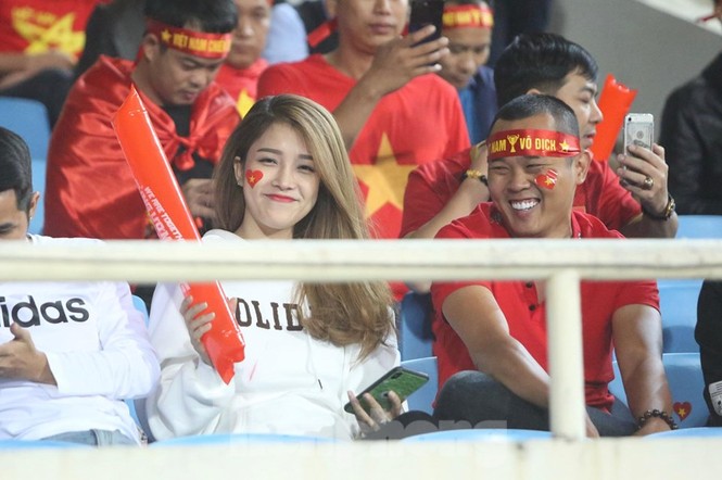 Cổ động viên Việt Nam 'cô đơn' nhất Mỹ Đình hôm nay là đây - ảnh 8