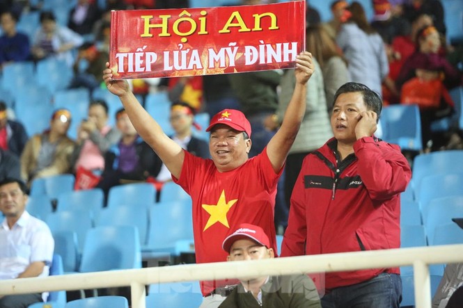 Cổ động viên Việt Nam 'cô đơn' nhất Mỹ Đình hôm nay là đây - ảnh 7
