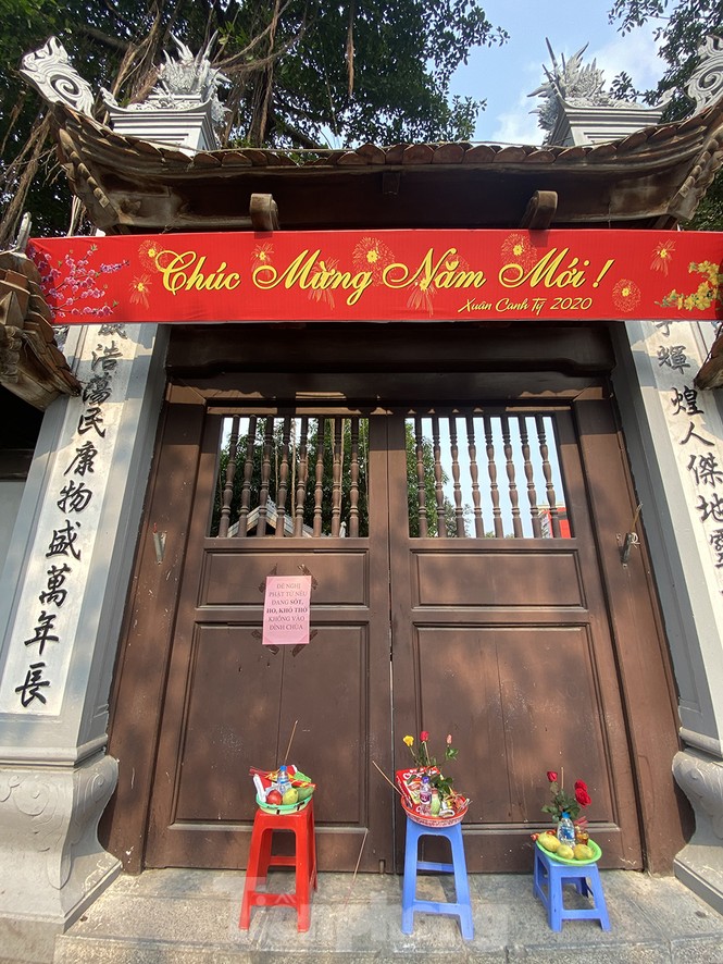 Đền, chùa Hà Nội vắng vẻ ngày đầu tháng - ảnh 1
