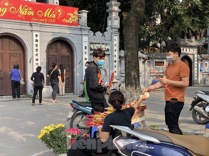 Đền, chùa Hà Nội vắng vẻ ngày đầu tháng - ảnh 3