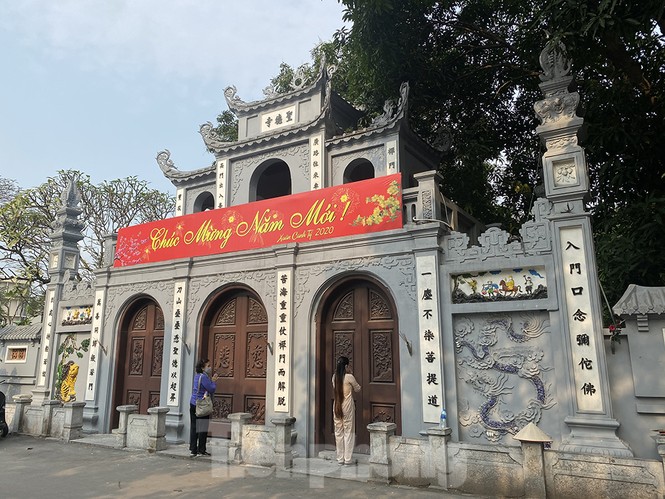 Đền, chùa Hà Nội vắng vẻ ngày đầu tháng - ảnh 4