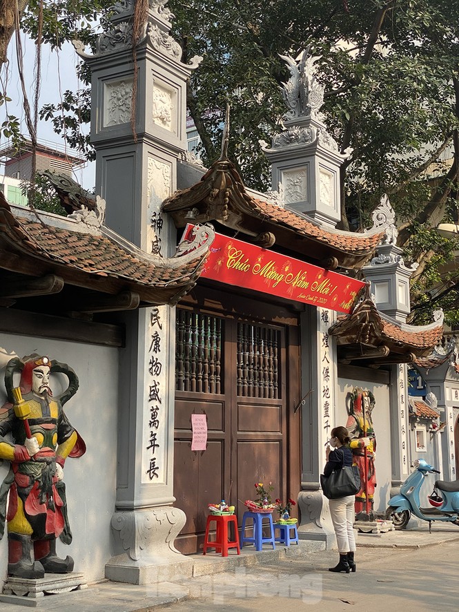 Đền, chùa Hà Nội vắng vẻ ngày đầu tháng - ảnh 9