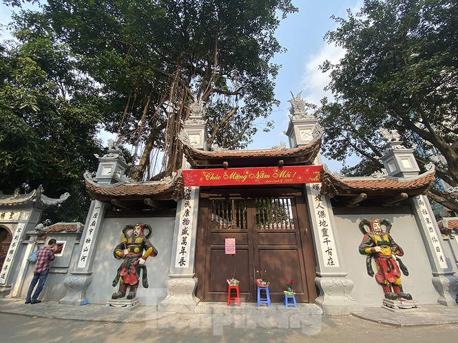 Đền, chùa Hà Nội vắng vẻ ngày đầu tháng - ảnh 10