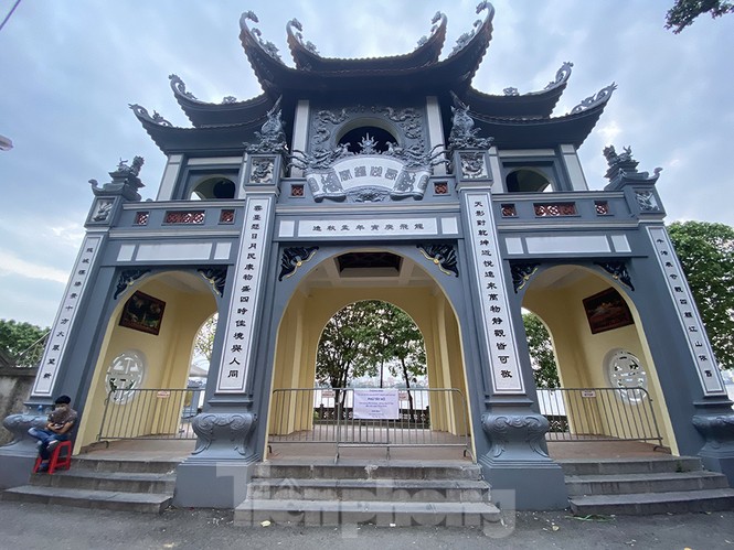 Đền, chùa Hà Nội vắng vẻ ngày đầu tháng - ảnh 11