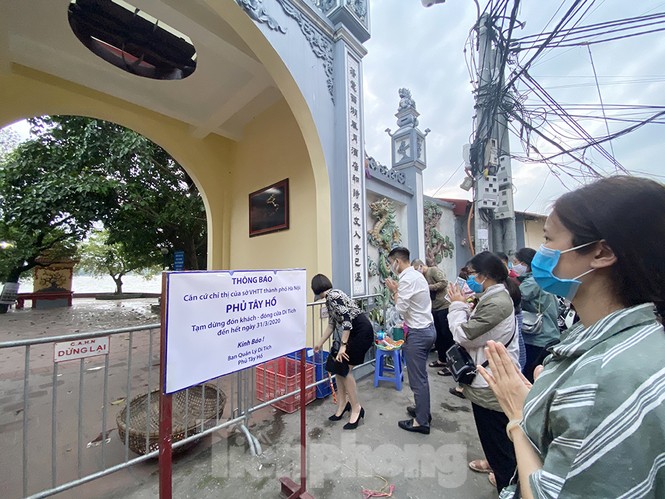 Đền, chùa Hà Nội vắng vẻ ngày đầu tháng - ảnh 12
