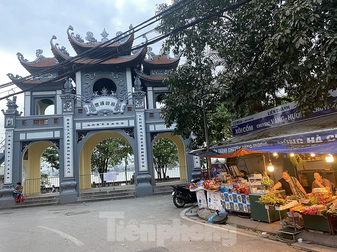 Đền, chùa Hà Nội vắng vẻ ngày đầu tháng - ảnh 13