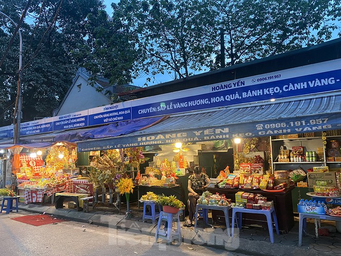 Đền, chùa Hà Nội vắng vẻ ngày đầu tháng - ảnh 14
