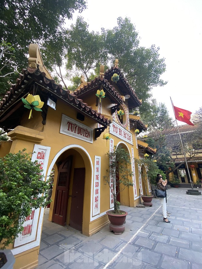 Đền, chùa Hà Nội vắng vẻ ngày đầu tháng - ảnh 5