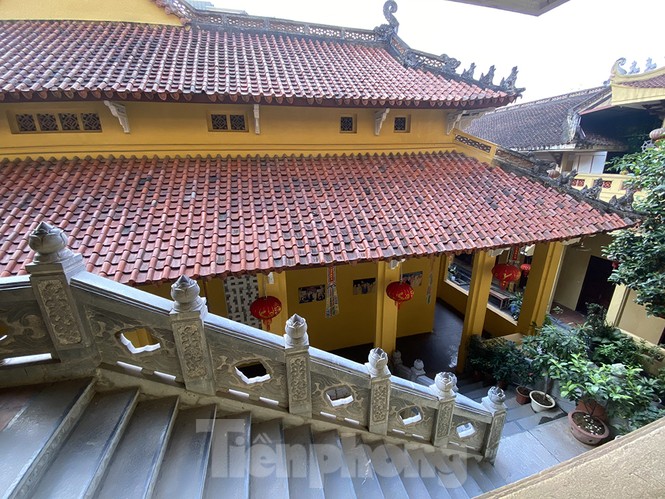 Đền, chùa Hà Nội vắng vẻ ngày đầu tháng - ảnh 6