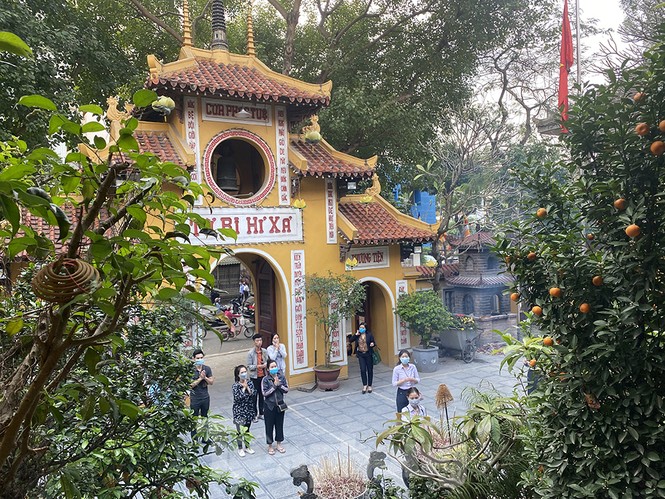 Đền, chùa Hà Nội vắng vẻ ngày đầu tháng - ảnh 7