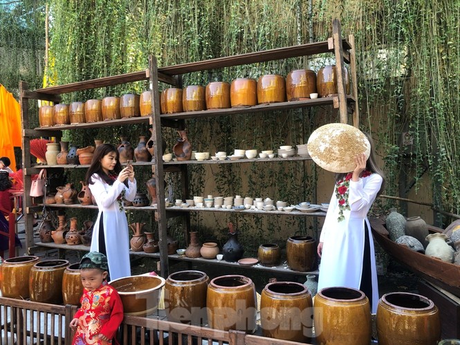 Tan hoang tiểu cảnh trang trí ở phố ông đồ - ảnh 2