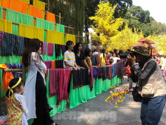 Tan hoang tiểu cảnh trang trí ở phố ông đồ - ảnh 1