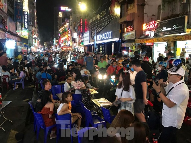 Quán nhậu tràn xuống đường, phố đi bộ Bùi Viện tắc cứng đêm giao thừa - ảnh 7