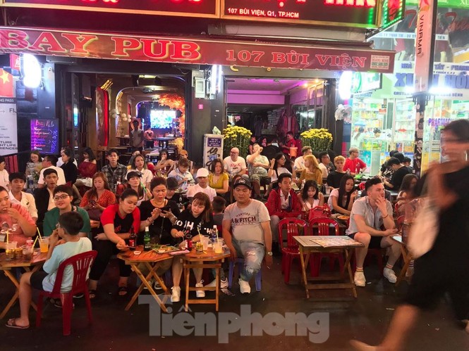 Quán nhậu tràn xuống đường, phố đi bộ Bùi Viện tắc cứng đêm giao thừa - ảnh 4