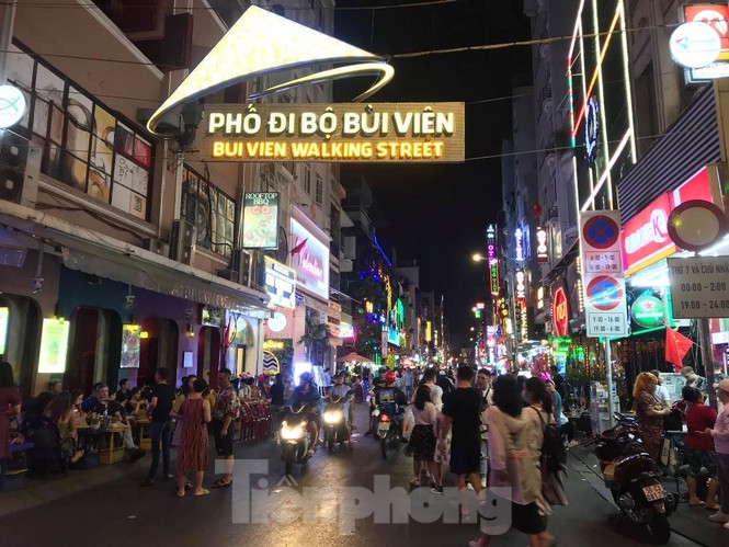 Quán nhậu tràn xuống đường, phố đi bộ Bùi Viện tắc cứng đêm giao thừa - ảnh 6