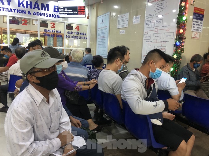 Nhiều người dân, du khách TPHCM không đeo khẩu trang nơi công cộng - ảnh 1