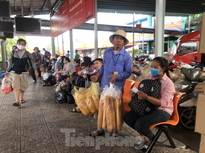 Nhiều người dân, du khách TPHCM không đeo khẩu trang nơi công cộng - ảnh 3