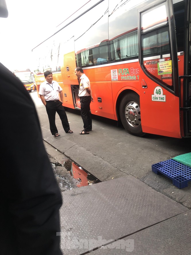Nhiều người dân, du khách TPHCM không đeo khẩu trang nơi công cộng - ảnh 6