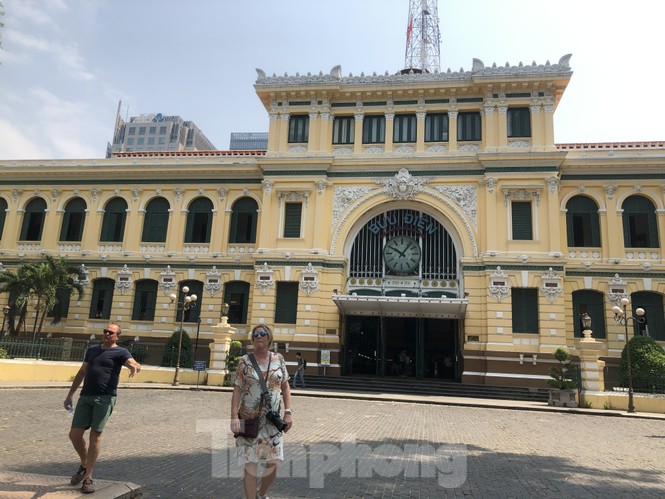 Nhiều người dân, du khách TPHCM không đeo khẩu trang nơi công cộng - ảnh 9