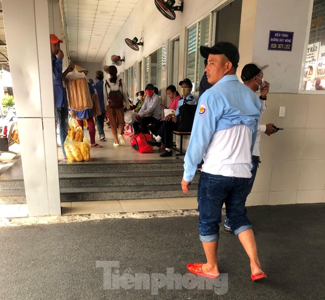 Nhiều người dân, du khách TPHCM không đeo khẩu trang nơi công cộng - ảnh 5