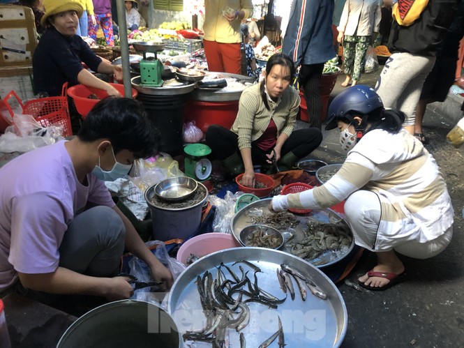 Nhiều người dân, du khách TPHCM không đeo khẩu trang nơi công cộng - ảnh 2