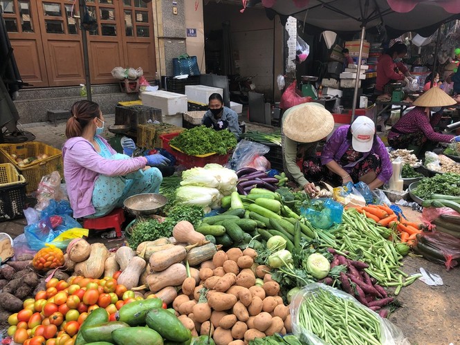 Xăng dầu giảm mạnh, hàng hóa vẫn… đứng yên - ảnh 1