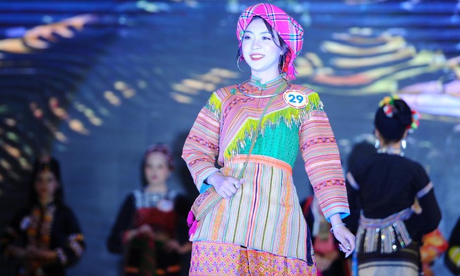 Ngắm thiếu nữ Lào Cai khoe sắc với trang phục dân tộc - ảnh 12