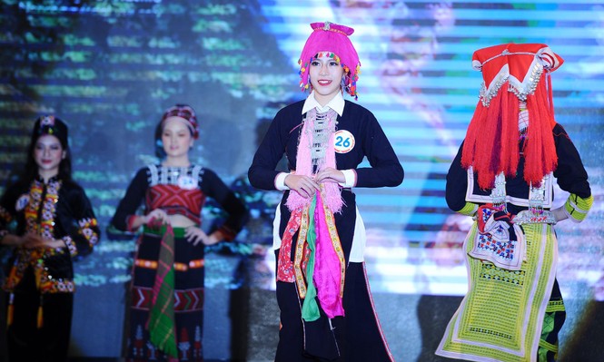 Ngắm thiếu nữ Lào Cai khoe sắc với trang phục dân tộc - ảnh 8