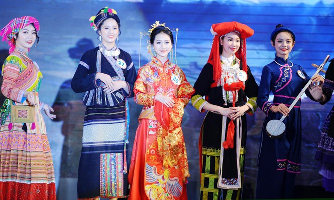 Ngắm thiếu nữ Lào Cai khoe sắc với trang phục dân tộc - ảnh 14