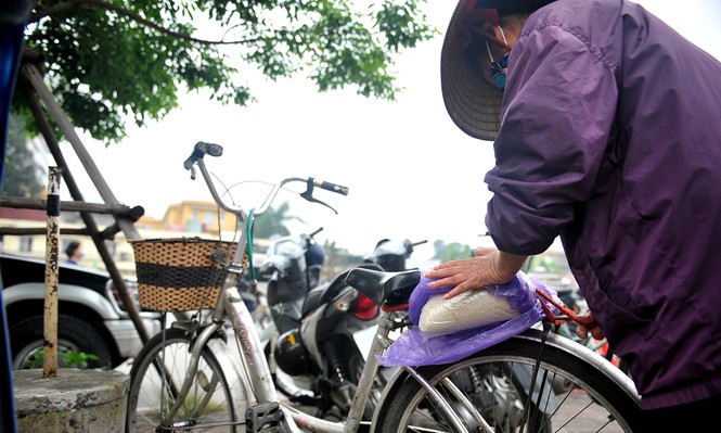 Cây ATM gạo nhận diện gương mặt ở Hà Nội giúp người nghèo trong dịch - ảnh 15
