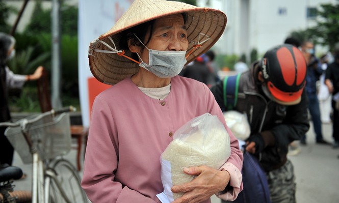 Cây ATM gạo nhận diện gương mặt ở Hà Nội giúp người nghèo trong dịch - ảnh 7