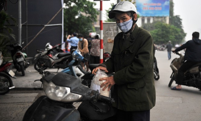 Cây ATM gạo nhận diện gương mặt ở Hà Nội giúp người nghèo trong dịch - ảnh 14