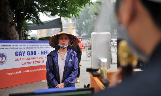 Cây ATM gạo nhận diện gương mặt ở Hà Nội giúp người nghèo trong dịch - ảnh 3