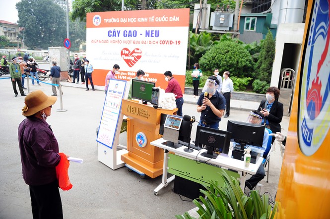 Cây ATM gạo nhận diện gương mặt ở Hà Nội giúp người nghèo trong dịch - ảnh 1
