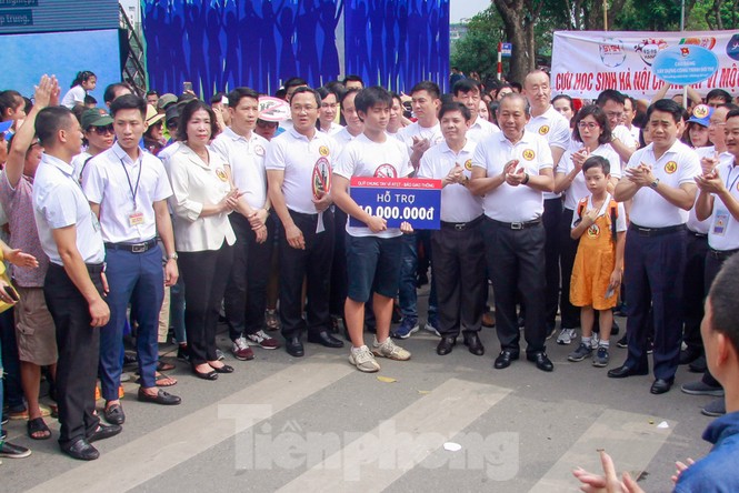 Phó Thủ tướng đi bộ kêu gọi hành động 'Đã uống rượu, bia - Không lái xe' - ảnh 9