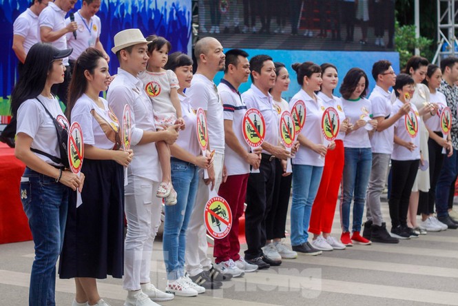 Phó Thủ tướng đi bộ kêu gọi hành động 'Đã uống rượu, bia - Không lái xe' - ảnh 10